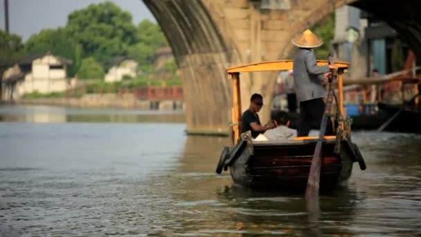 Fangsheng Puente Zhujiajiao pueblo de agua — Vídeo de stock