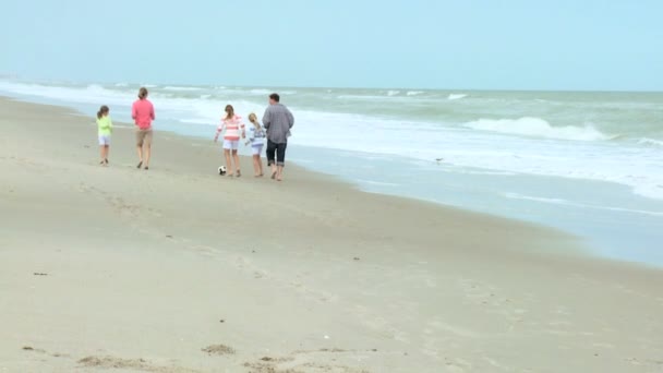 Família chutando bola na praia — Vídeo de Stock