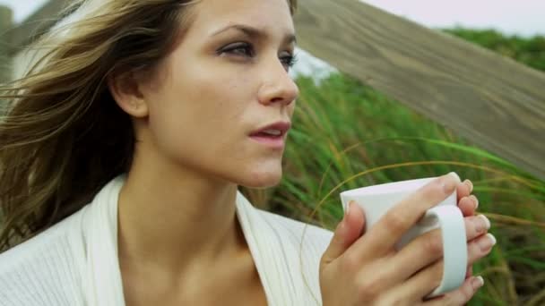 Chica en la playa bebiendo café — Vídeos de Stock