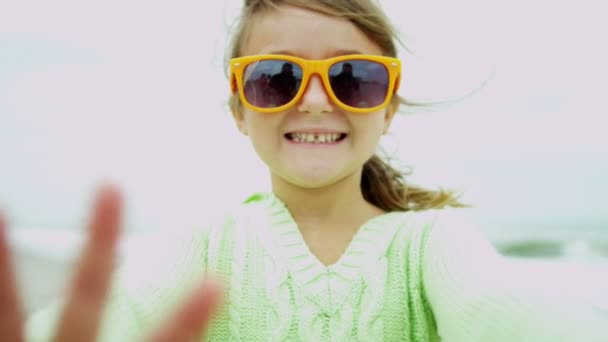Дівчина на пляжі посміхається до камери — стокове відео
