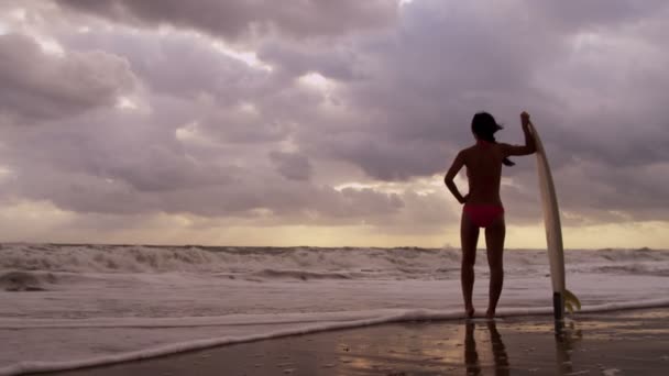 Flicka på stranden med surfbräda — Stockvideo