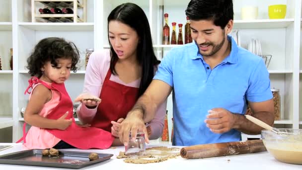 Pareja con hija horneando galletas — Vídeos de Stock