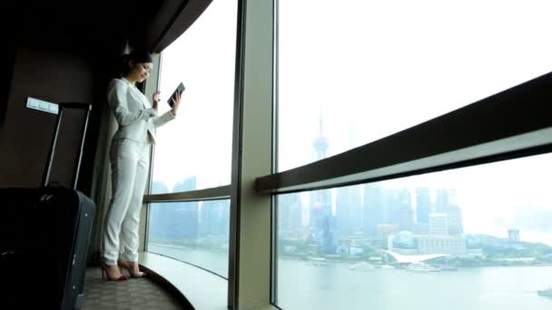 Pengusaha wanita di hotel menggunakan tablet — Stok Video
