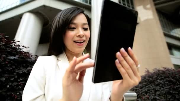 Donna d'affari all'aperto utilizzando tablet wireless — Video Stock