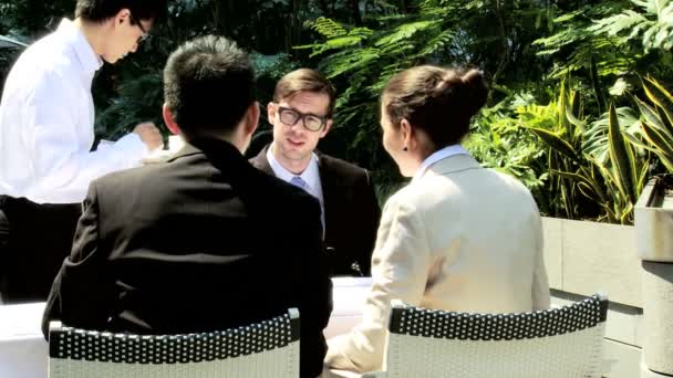 Business colleagues in rooftop restaurant — Stock Video