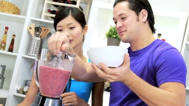 Ehepaar bereitet Bio-Frucht-Smoothie zu — Stockvideo