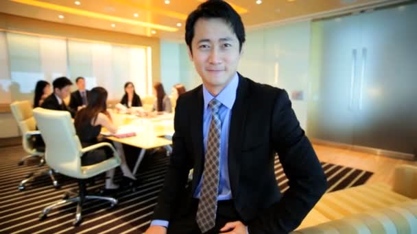 Aziatische zakenman over de bijeenkomst van de financiële — Stockvideo