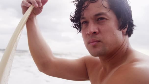 Hombre con tabla de surf viendo olas — Vídeos de Stock