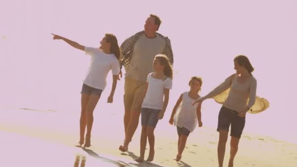 Familia caminando descalza a lo largo de la playa — Vídeos de Stock