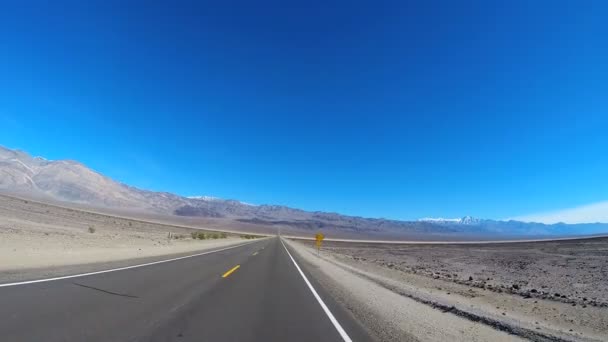 Conduire à travers le paysage désertique — Video