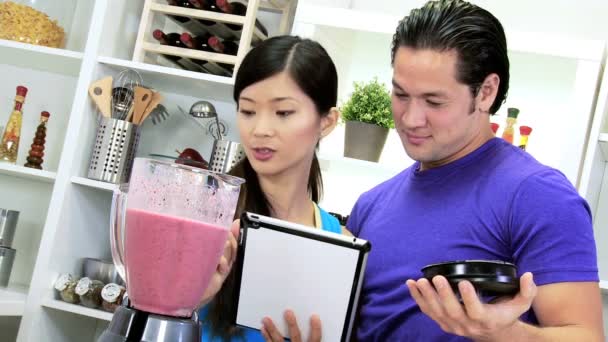 Ehepaar bereitet Bio-Frucht-Smoothie zu — Stockvideo