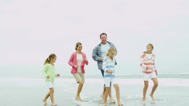 Famille courir pieds nus le long de la plage — Video