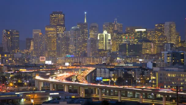 San Francisco atardecer iluminado tráfico de viajeros elevada autopista — Vídeos de Stock