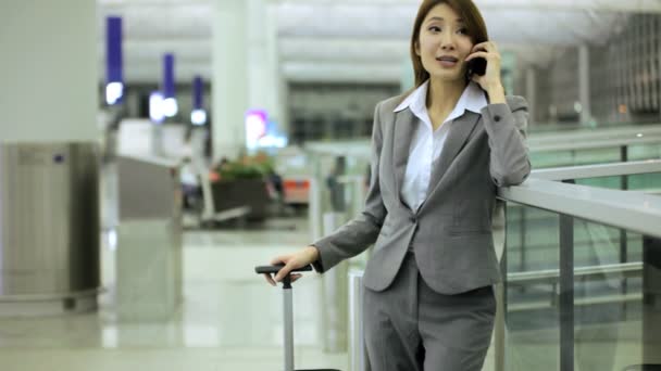 Aziatische zakenvrouw in luchthaventerminal — Stockvideo