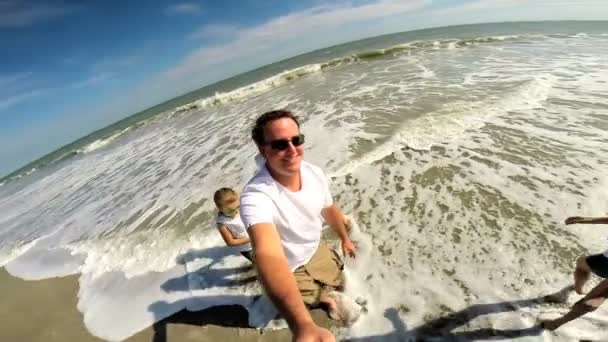 Familia en la playa filmando autorretrato — Vídeos de Stock