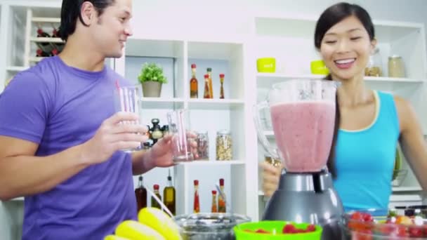 Paar macht nahrhaften frischen hausgemachten Fruchtsaft — Stockvideo