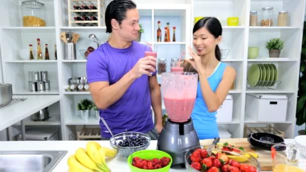 Pareja bebiendo batido de frutas orgánicas — Vídeos de Stock