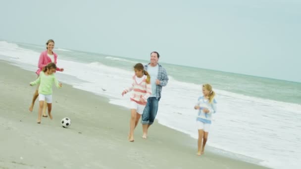 Familia disfrutando del tiempo en la playa — Vídeos de Stock