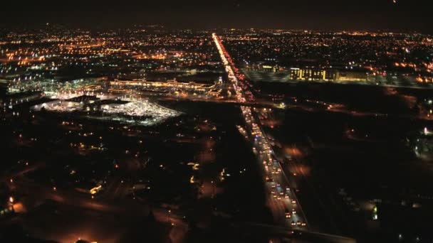 Edificios urbanos y tráfico por carretera suburbano — Vídeos de Stock