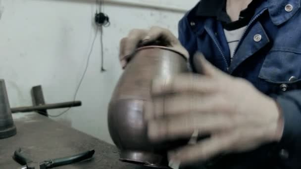 Pot werknemer vervaardigd metalen object — Stockvideo