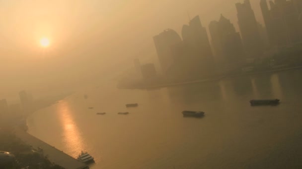 Cityscape com neblina matinal — Vídeo de Stock