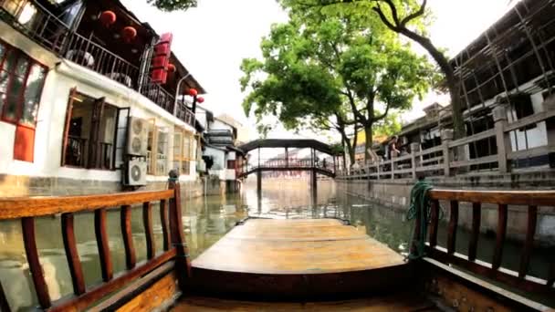 Turist båtturer på floden Zhujiajiao — Stockvideo