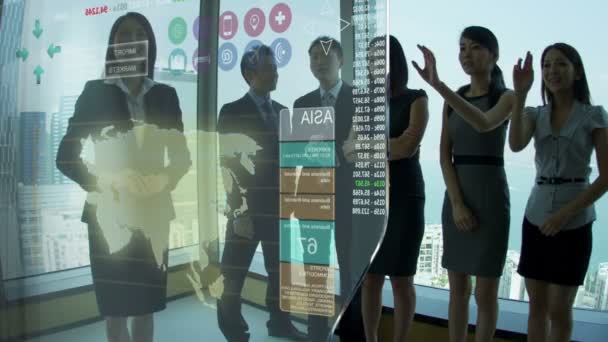 Asiatique Les hommes d'affaires et les femmes d'affaires en utilisant Motion Graphics écran tactile — Video