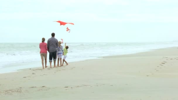 Familj med drake på stranden — Stockvideo