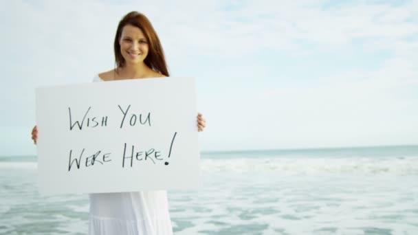 Woman on beach with message board — Stock Video