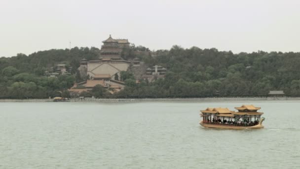 Bateau de plaisance sur le lac et le temple du Palais Kunming — Video