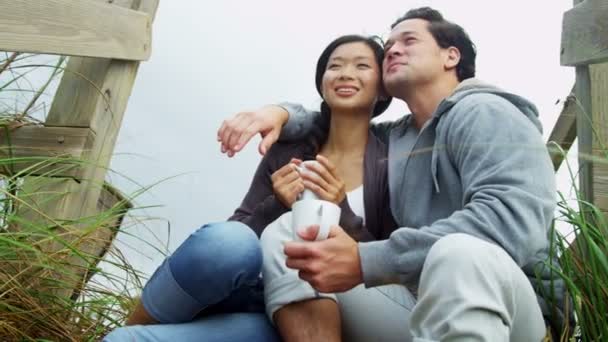 Pareja en la playa bebiendo café — Vídeos de Stock