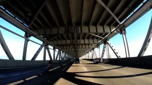 Conduciendo a través del puente Oakland Bay — Vídeo de stock