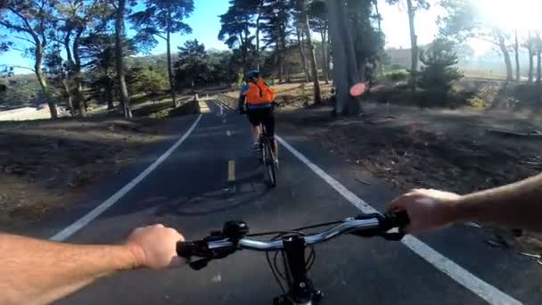 Ζευγάρι ιππασία ποδήλατο αγροτικό δρόμο — Αρχείο Βίντεο