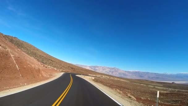 Conduire à travers le paysage désertique — Video