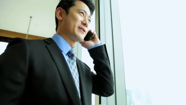 Empresário falando em Smartphone — Vídeo de Stock