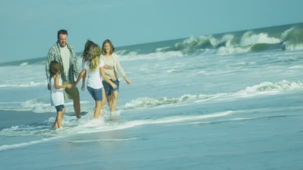 Padres con hijas jugando en la playa — Vídeos de Stock