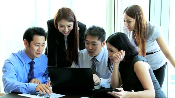 Equipo empresarial que celebra los resultados financieros — Vídeos de Stock