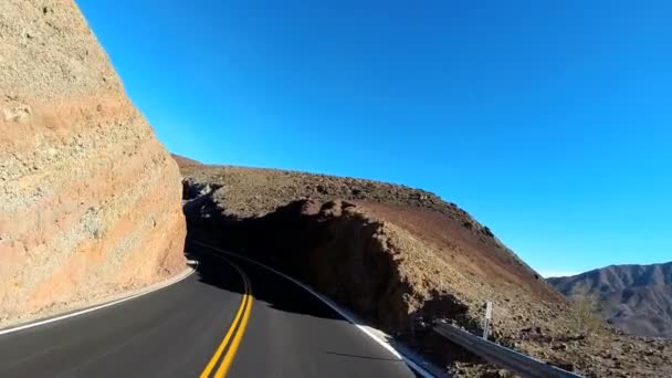 Rijden door de woestijn landschap — Stockvideo