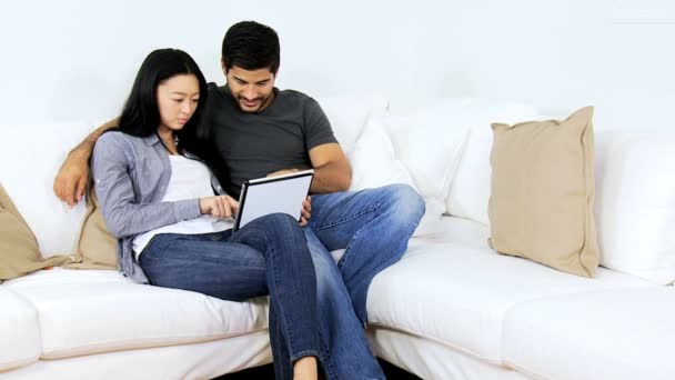 夫妇在家里使用平板电脑 — 图库视频影像