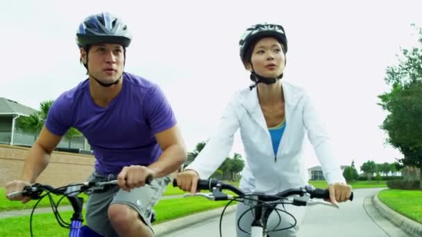 Pareja disfrutando juntos en bicicleta al aire libre — Vídeo de stock