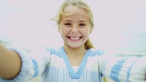 Chica en la playa sonriendo a la cámara — Vídeo de stock