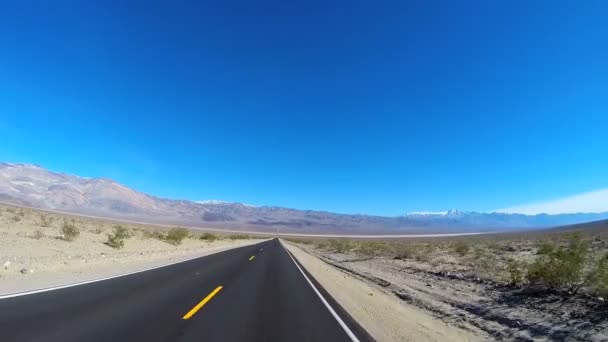 Conducir a través del paisaje del desierto — Vídeo de stock