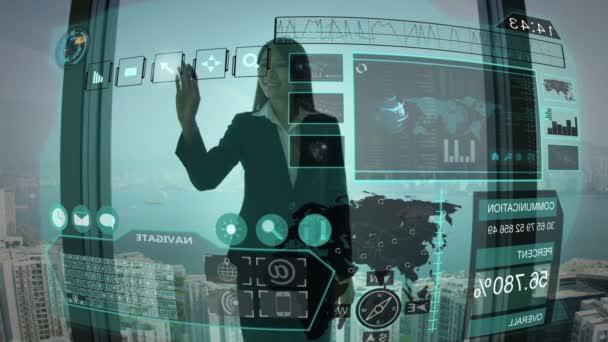 Mujer asiática usando la tecnología 3D de la pantalla táctil de los gráficos del movimiento — Vídeos de Stock