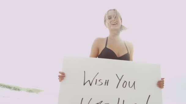 Chica en bikini sosteniendo tablero de mensajes — Vídeo de stock