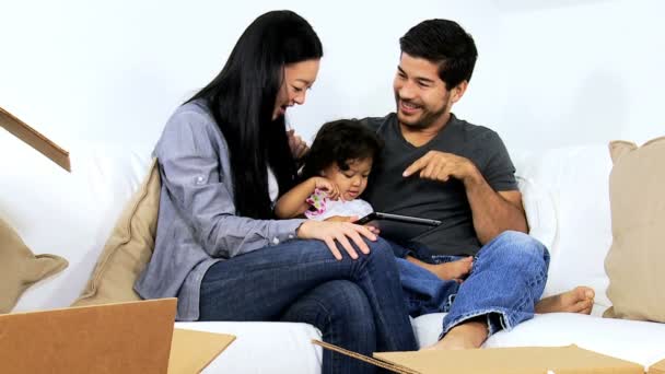 Couple playing games with daughter — Stock Video