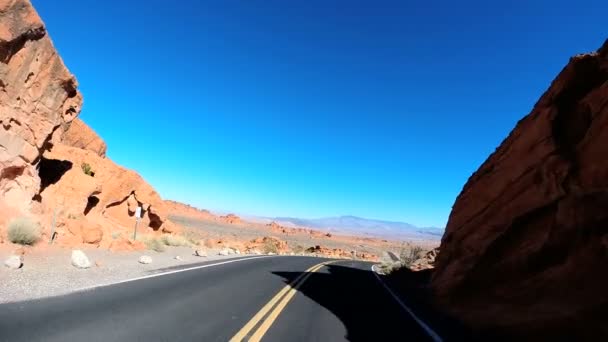 Viagem de estrada através da paisagem do deserto — Vídeo de Stock