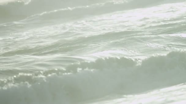 Vlny oceánu mytí na břeh — Stock video