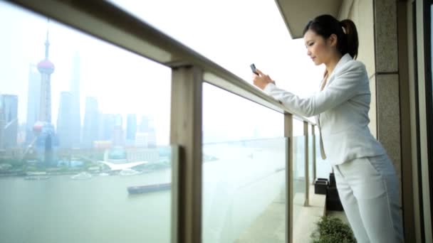 Бізнес-леді на балконі перегляд міського пейзажу — стокове відео