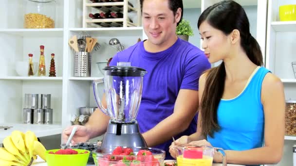 Пара готує інгредієнти для соку — стокове відео