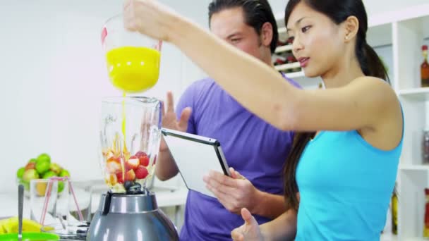 Casal fazendo bebida de frutas orgânicas — Vídeo de Stock